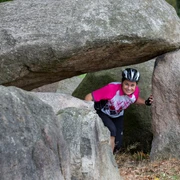 Großsteingräber in Heseke Großsteingräber in HesekeEen fietser bij een van de megalithische graven in het Osnabrücker Land op de fietsroute van de megalietcultuur