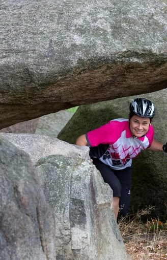 Großsteingräber in Heseke Großsteingräber in HesekeEen fietser bij een van de megalithische graven in het Osnabrücker Land op de fietsroute van de megalietcultuur