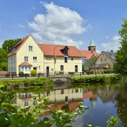 Wandern auf dem Mühlenweg am Wiehengebirge De Mühlenweg komt onder meer langs de molen de Venner Mühle dat op een eiland ligt en dus omringd door water is