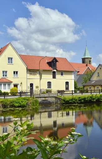 Wandern auf dem Mühlenweg am Wiehengebirge De Mühlenweg komt onder meer langs de molen de Venner Mühle dat op een eiland ligt en dus omringd door water is