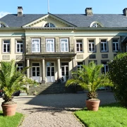 Schloss Hagenburg Schloss Hagenburg mit seiner neoklassizistischen Fassade umrahmt von symmetrischem Garten.