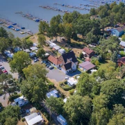 Uferweg Mardorf Luftaufnahme eines belebten Campingplatzes am Steinhuder Meer mit vielen Bootsanlegeplätzen und Grünflächen.