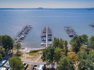 Stege in Mardorf Stege am Seeufer in Mardorf mit zahlreichen Segelbooten, umgeben von Bäumen und campers.