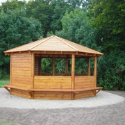 Schutzhütte Lengericher Berg Achteckige Holzschutzhütte auf geräumiger Lichtung, umgeben von dichtem Grün, mit Sitzgelegenheiten.