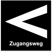 Markierung des Zugangswegs Hermannshöhen Schwarzes Schild mit weißem Pfeil nach links, darunter steht der Text "Zugangsweg".