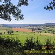 Sandebeck mit Eggekamm Blick über sanfte Hügel und grüne Felder Richtung Sandebeck, mit dem Eggekamm im Hintergrund.