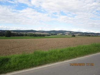 Weite Felder und sanfte Hügel prägen die Landschaft im Begatal mit Blick auf das nordlippische Bergland.