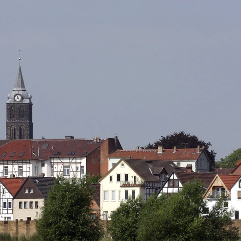 Das Bild zeigt die Mindener Fischerstadt und im Hintergrund die Marienkirche.
