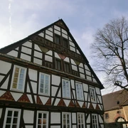 Der imposante Wiemers-Meyersche Hof am Kirchplatz in Ottbergen Fachwerkhaus mit verziertem Giebel und historischen Fenstern an einem sonnigen Kirchplatz in Ottbergen.