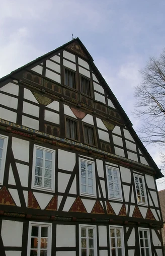 Der imposante Wiemers-Meyersche Hof am Kirchplatz in Ottbergen Fachwerkhaus mit verziertem Giebel und historischen Fenstern an einem sonnigen Kirchplatz in Ottbergen.