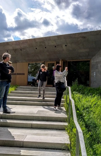 Moderner Eingangsbereich des Peter August Böckstiegel Museums mit Besuchern auf breiten Treppenstufen.
