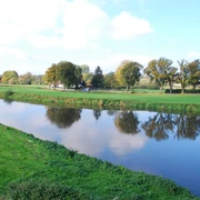 Moorhennies Leine Fährhaus Moorhennies Leine Fährhaus liegt malerisch an einem ruhigen Fluss, umgeben von grüner Landschaft.