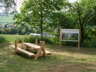Idyllischer Rastplatz entlang des Weges