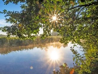 Die Spiegelung der Sonne im Fluss Wümme Die Spiegelung der Sonne im Fluss Wümme