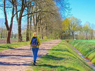 Wanderin auf festem Weg raus aus Fintel Wanderin auf festem Weg raus aus Fintel