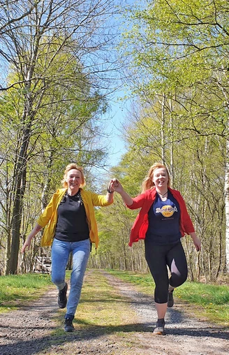 Wanderinnen freuen sich über den geschafften NORDPFAD Haxloher Erde Wanderinnen freuen sich über den geschafften NORDPFAD Haxloher Erde