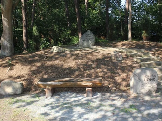 Lönsstein am Wanderweg Lönsstein am Wanderweg Auf den Spuren von Hermann Löns
