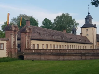 16a_corvey_aussen_hx1_stephanberg Ehemalige Abtei Corvey mit historischem Bau und Türmen, umgeben von gepflegter Parkanlage.