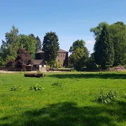 6a_gutmaygadessen_hx3_stephanberg Gutshaus umgeben von Bäumen und Wiesen