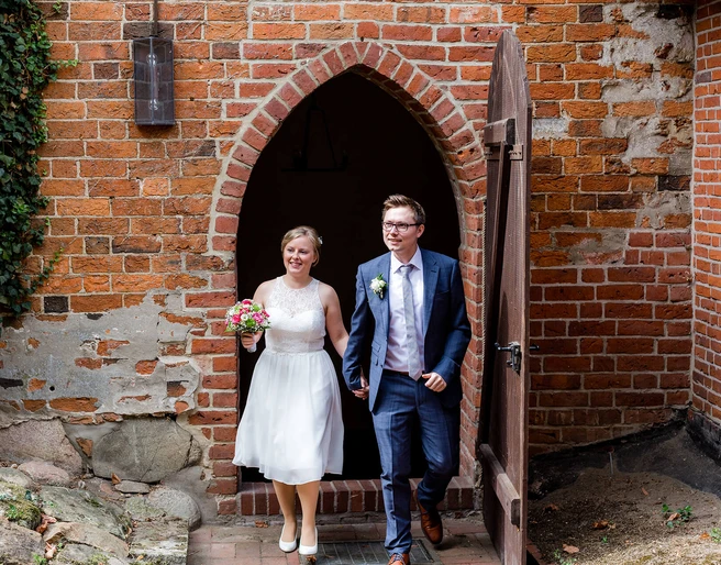 Paar verlässt das Kloster Isenhagen Paar verlässt das Kloster Isenhagen in Hankensbüttel