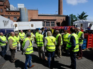 Auf dem Hof der Privatbrauerei Wittingen Besuchergruppe auf dem Hof der Privatbrauerei Wittingen