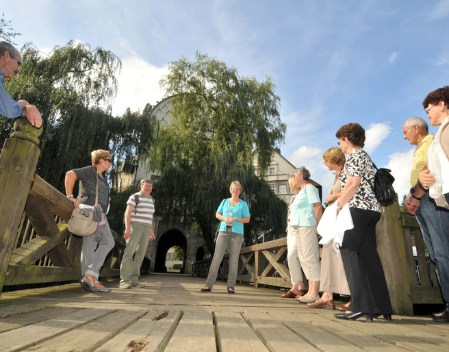 Auf der Brücke am Schloss Gifhorn Besuchergruppe auf der Brücke am Schloss Gifhorn