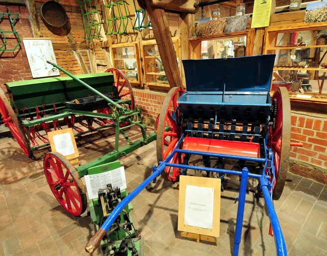 Museum im Dorf Lüben Ackergeräte im Museum im Dorf Lüben