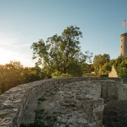 Sparrenburg in Bielefeld Blick auf die Sparrenburg in Bielefeld bei Sonnenuntergang, mit Rundturm und umliegenden Bäumen.