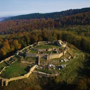 Falkenburg Ruine Luftaufnahme der imposanten Ruine Falkenburg, umgeben von buntem Wald, unter klarer Herbstsonne.