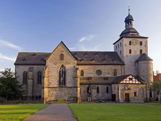 Bad Driburg Stiftkirche Stiftkirche in Bad Driburg mit historischem Glockenturm bei klarem Himmel, umgeben von Wiesen.