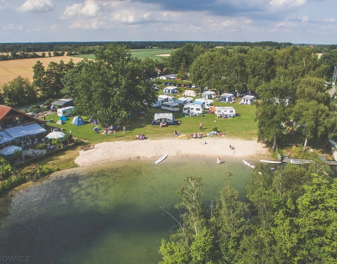 luftbild-vom-see-zur-wiese-und-strand