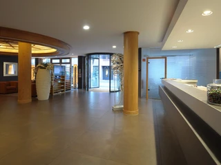 hotel-niedersachsen-foyer-rezeption Moderner Hotelempfang mit heller Beleuchtung und großzügigem Eingangsbereich im Niedersachsen.