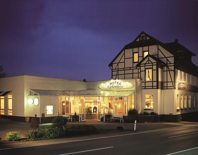 hotel-kiekenstein-hausansicht Außenansicht des Hotels bei Nacht