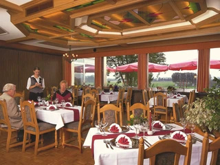 hotel-kiekenstein-restaurant Gastraum mit Bestuhlung und Gästen