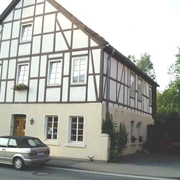 fewo-kuenstlerhauspotthast-hausansicht Außensicht des Fachwerkhauses mit den Ferienwohnungen