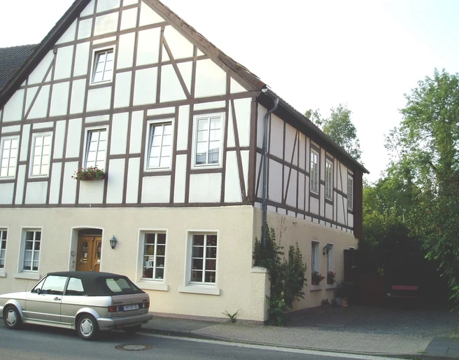 fewo-kuenstlerhauspotthast-hausansicht Außensicht des Fachwerkhauses mit den Ferienwohnungen