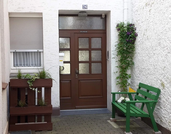 haus-kress-eingang Haustür mit Sitzbank an der Seite