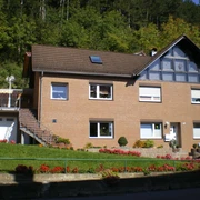 fewo-unterlaerchen-hausansicht Ein zweistöckiges, modernes Ziegelhaus mit Satteldach, großen Fenstern und gepflegtem Vorgarten.