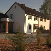 fewo-amgrasweg-hausrueckseite Hausansicht mit Kiesfläche und SträuchernHouse view with gravel area and shrubs