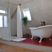 fewo-traumbad-badezimmer Badezimmer mit frei stehender Badewanne