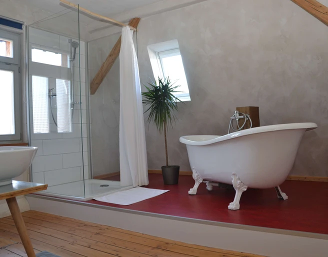 fewo-traumbad-badezimmer Badezimmer mit frei stehender Badewanne