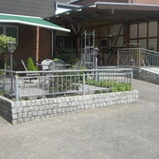 Gaststätte Ottenhues Außenbereich der Gaststätte Ottenhues mit Tischen und Stühlen auf einer Terrasse, umgeben von Geländern.