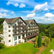 Wohlfühlhotel DER JÄGERHOF Willebadessen Das Wohlfühlhotel DER JÄGERHOF in Willebadessen ist umgeben von Grünflächen und Bäumen.