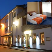Aussenansicht Hotel-Pension Mertens, Altenbeken Hotel-Pension Mertens in Altenbeken, beleuchtete Fassade bei Nacht mit eindrucksvollem Eingangsbereich.