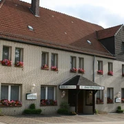 Gasthaus Engemann, Lichtenau Gasthaus Engemann in Lichtenau mit rotem Ziegeldach, blühenden Blumenkästen und einladender Fassade.