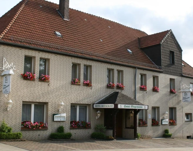 Gasthaus Engemann, Lichtenau Gasthaus Engemann in Lichtenau mit rotem Ziegeldach, blühenden Blumenkästen und einladender Fassade.