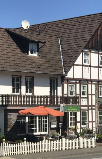 Hausansicht mit Eingang und Terrasse