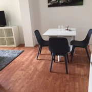 gaestewo3-raeuschenberg-esstisch Essbereich mit Tisch und Stühlen zum angrenzenden Wohnzimmer