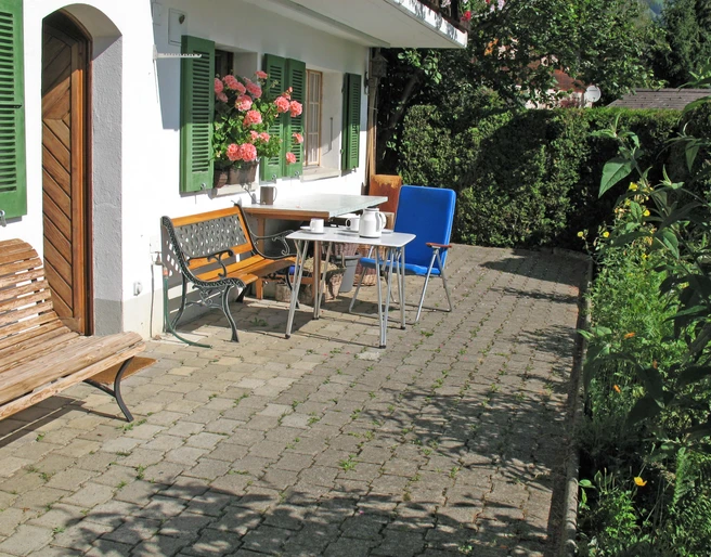 Chalet Barbara, Aussenbereich mit Terrasse und Garten