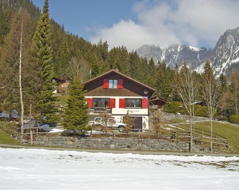 Le chalet «Grimmi-Hüsi» au printemps avec de la neige
